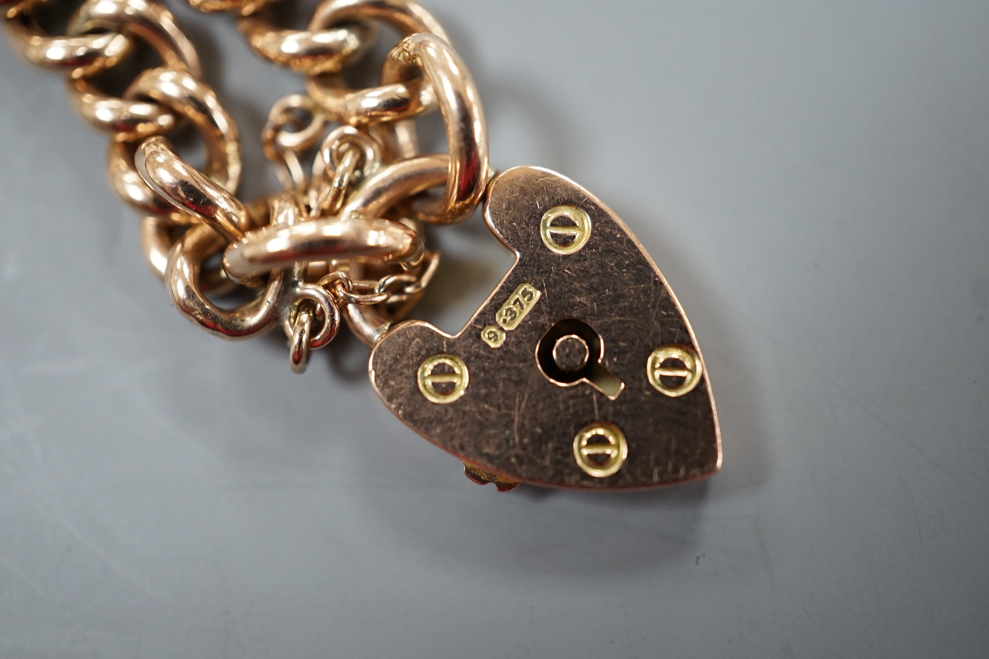 An Edwardian 9ct gold curb link bracelet with heart shaped padlock clasp, approx. 18cm, 11.4 grams.